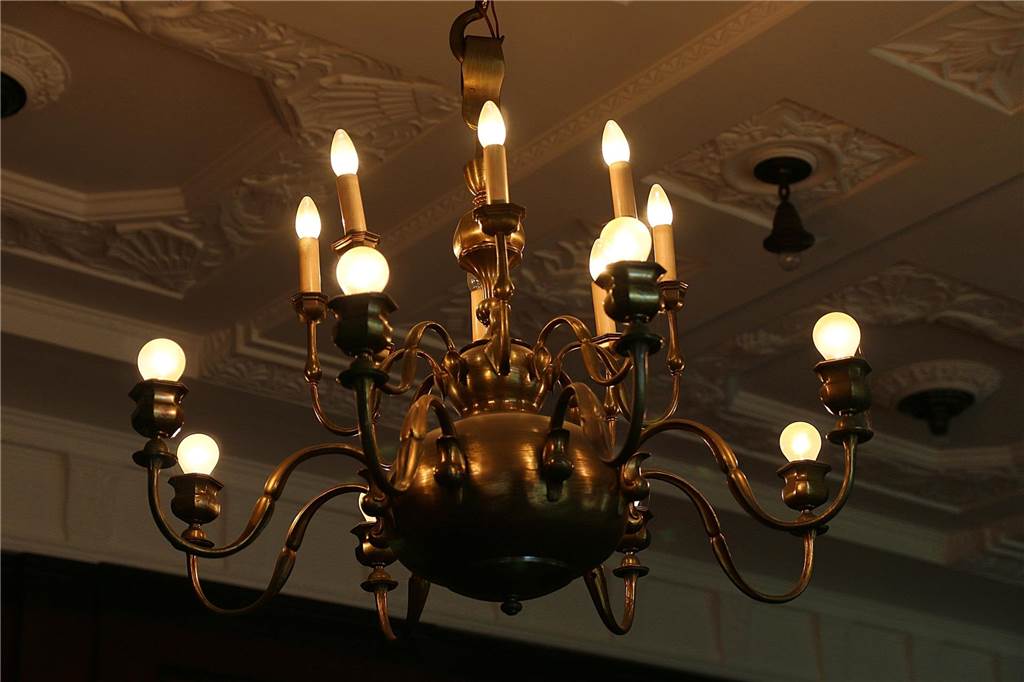 So haben die Kronleuchter im Versammlungssaal mal ausgesehen. 2018 hingen zumindest noch zwei von drei unter der Decke.