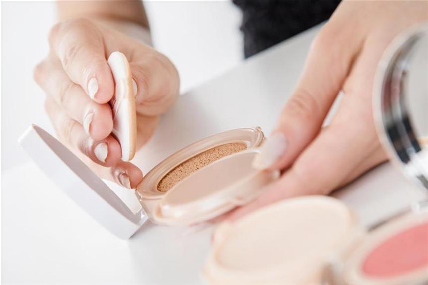 Leichtes Cushion-Make-up auftragen So handlich und leicht wie ein Kompaktpuder, aber mit der Deckkraft einer üblichen Foundation: Cushion-Make-up. Foto: Christin Klose