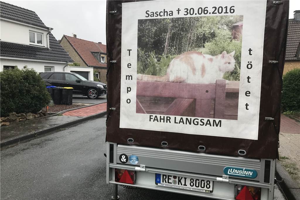 Anwohner in Dorsten machen gegen Raser in ihrer Tempo 30-Zone mobil So hat Jörg Sökefeld den Anhänger vor seinem Haus an der Straße "Op de Kuhlen" beschriftet.