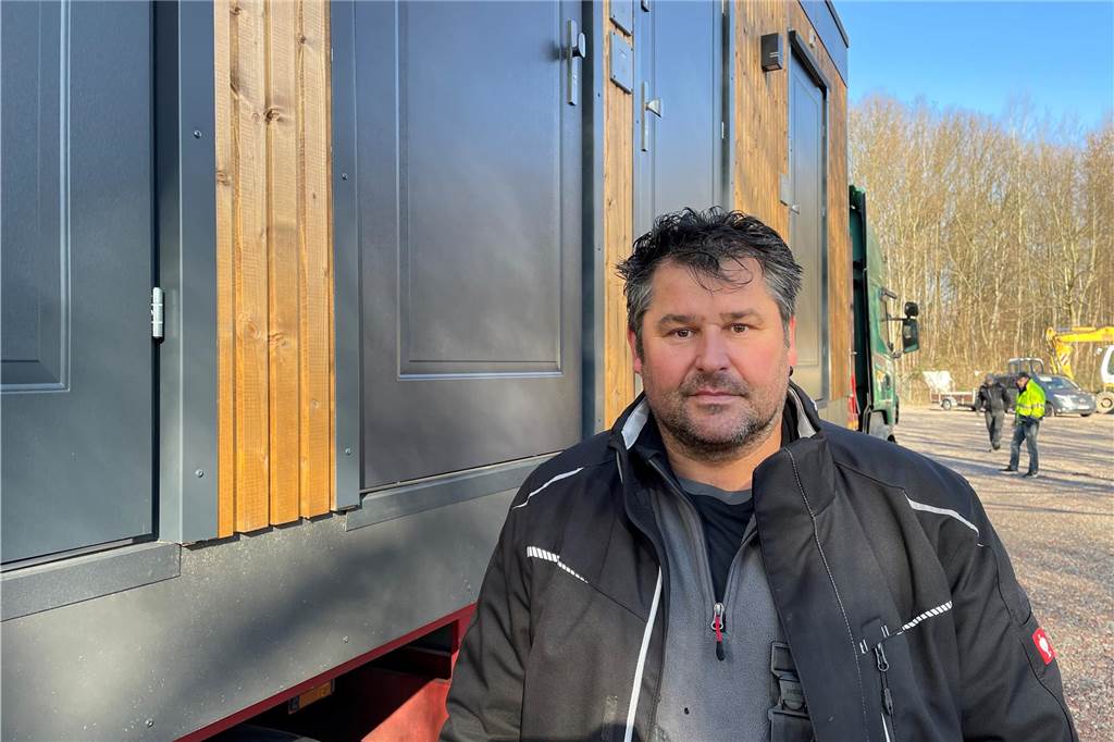 Neuer Wohnmobilplatz im Revierpark: Sanitärgebäude kommt „geflogen“ Mark Butterweck, einer der Betreiber des neuen Wohnmobilplatzes im Revierpark, vor dem Toilettenhäuschen, das fix und fertig angeliefert worden ist