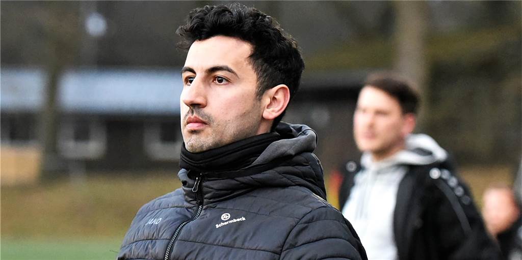 So hatte sich der SV Schermbeck den letzten Oberliga-Spieltag nicht vorgestellt Sleiman Salha, Trainer des SV Schermbeck, an der Seitenlinie