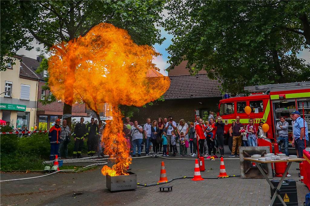 50 Stände, viel Programm und karibische Musik: Das passiert beim Westerfilder Straßenfest So hoch könne Flammen schlagen, wenn Fett explodiert. Die Freiwillige Feuerwehr will die Besucher des Straßenfest mit diversen Löschübungen unterhalten.