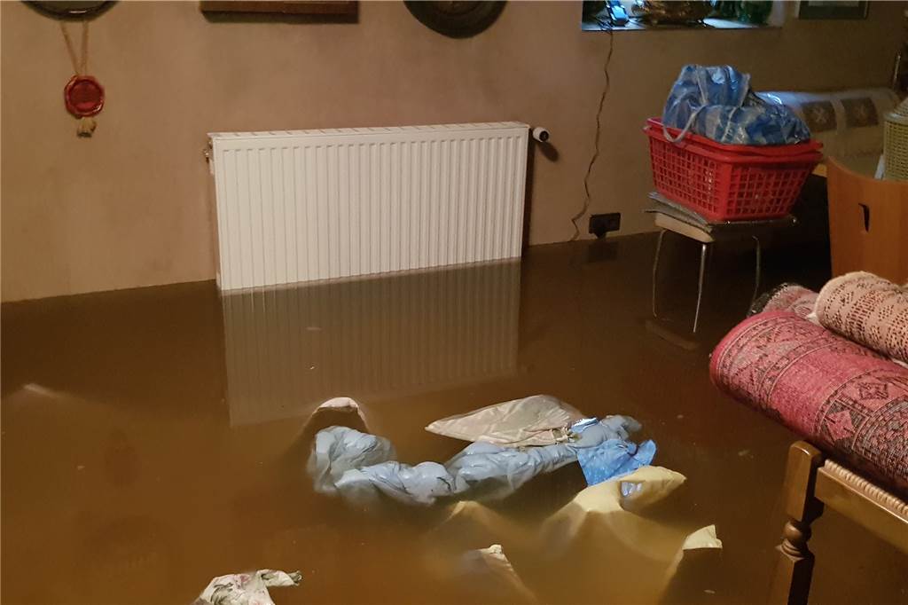 Überschwemmungs-Opfer fordert besseres Abwasserkonzept für Wickede So hoch stand das Wasser nach dem Starkregen im Juli in Heinz Möllmanns Partykeller