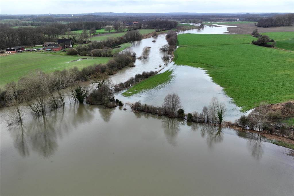 So hoch steht das Wasser an der Lippebrücke in Vinnum.