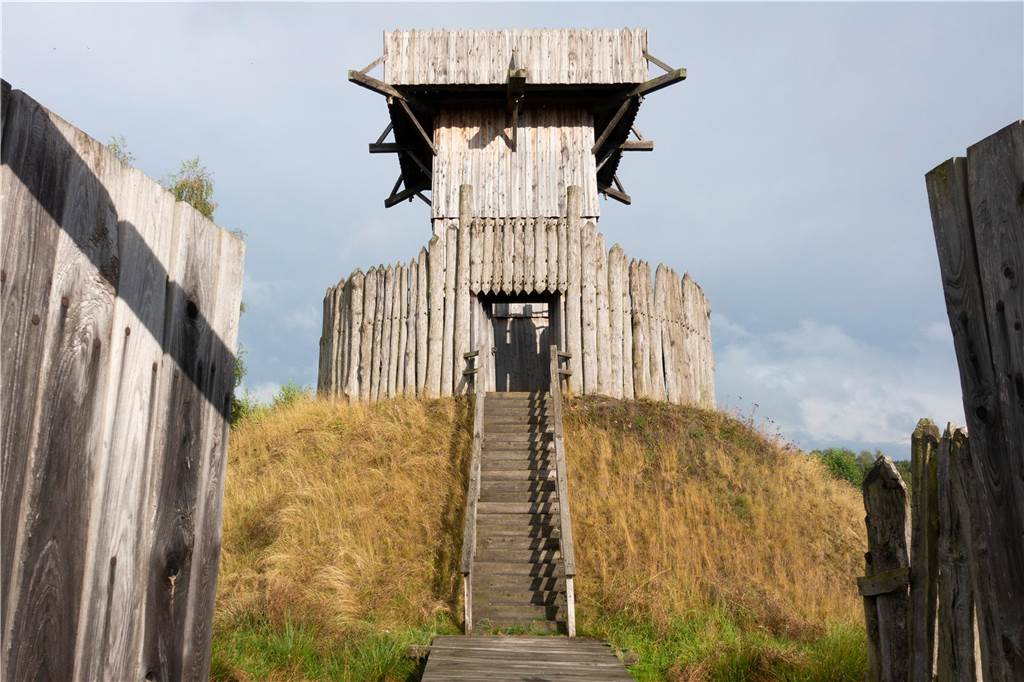 Mysteriöse Kreise: Historische Sensation verborgen am Donaugraben? Der Turm einer Turmhügelburg im Nachbau in einem Museum in Polen.