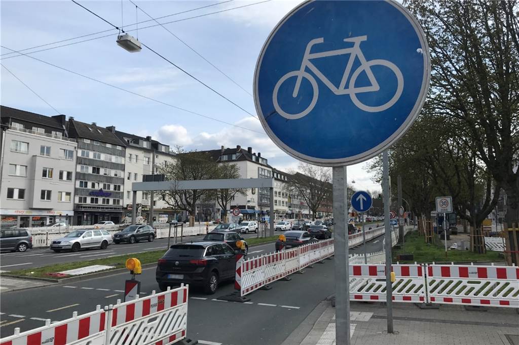Gehweg oder Straße? Stadt Dortmund erklärt Fahrradslalom an Wall-Baustellen So ist der Ausweich-Radweg auf dem Ostwall inzwischen beschildert. Das Fußweg-Schild ist abmontiert worden.