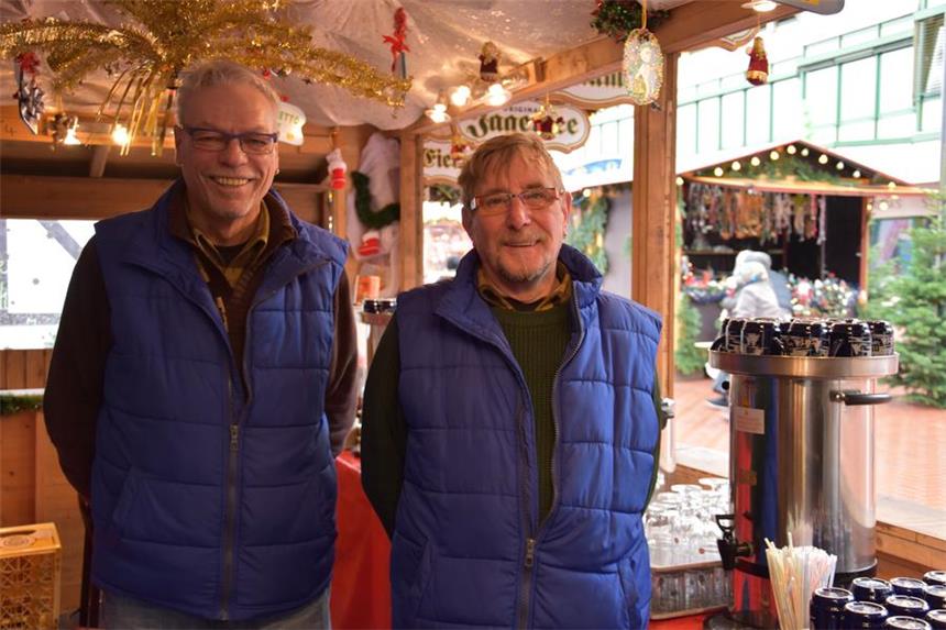 Weihnachtsmarkt-Händler bangen um Umsätze So ist die erste Bilanz der Händler auf dem Lüner Weihnachtsmarkt. Ingo Wenzel (l.) aus Schwelm ist mit seinem Alpenhaus schon seit 35 Jahren auf dem Lüner Weihnachtsmarkt vertreten.