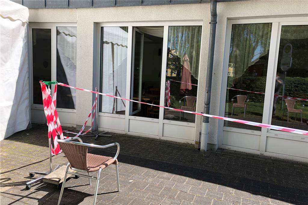 Besuch in Seniorenzentren erlaubt - aber Muttertag-Kuchen gibt‘s nicht So ist die Situation seit ein paar Tagen: Der Gast nimmt draußen Platz, drinnen sitzt der Angehörige.