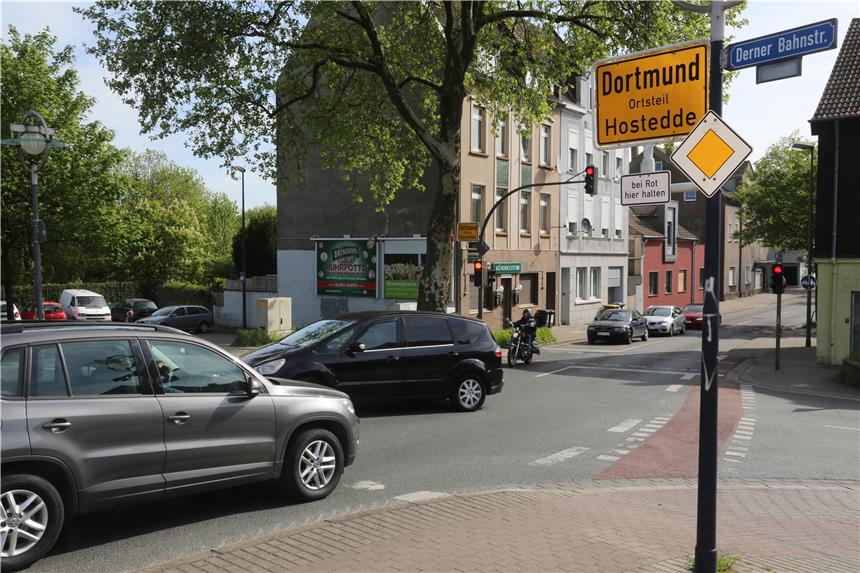 Traktoren, LKW und Raser: Verkehrslawine erdrückt Anwohner So ist es richtig. Das Auto auf der Bahnbrücke hält bei roter Ampel an der Linie, damit der Verkehr aus der Straße „In der Liethe“ auf die Hostedder Straße einbiegen kann.