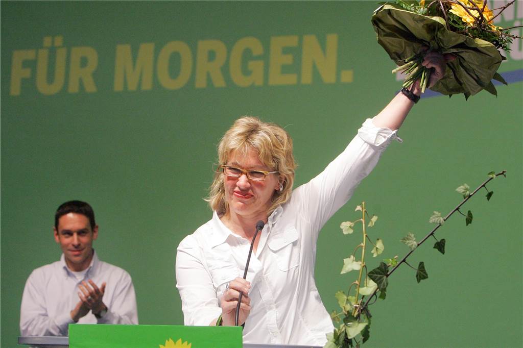 Portrait: Daniela Schneckenburger will für die Grünen nach ganz oben So jubelt Daniela Schneckenburger im April 2008 nach ihrer Wiederwahl als Landesvorsitzende der nordrhein-westfälischen Grünen. Der kurz danach ebenfalls wiedergewählte Landesvorsitzende Arndt Klocke (l.) applaudiert.