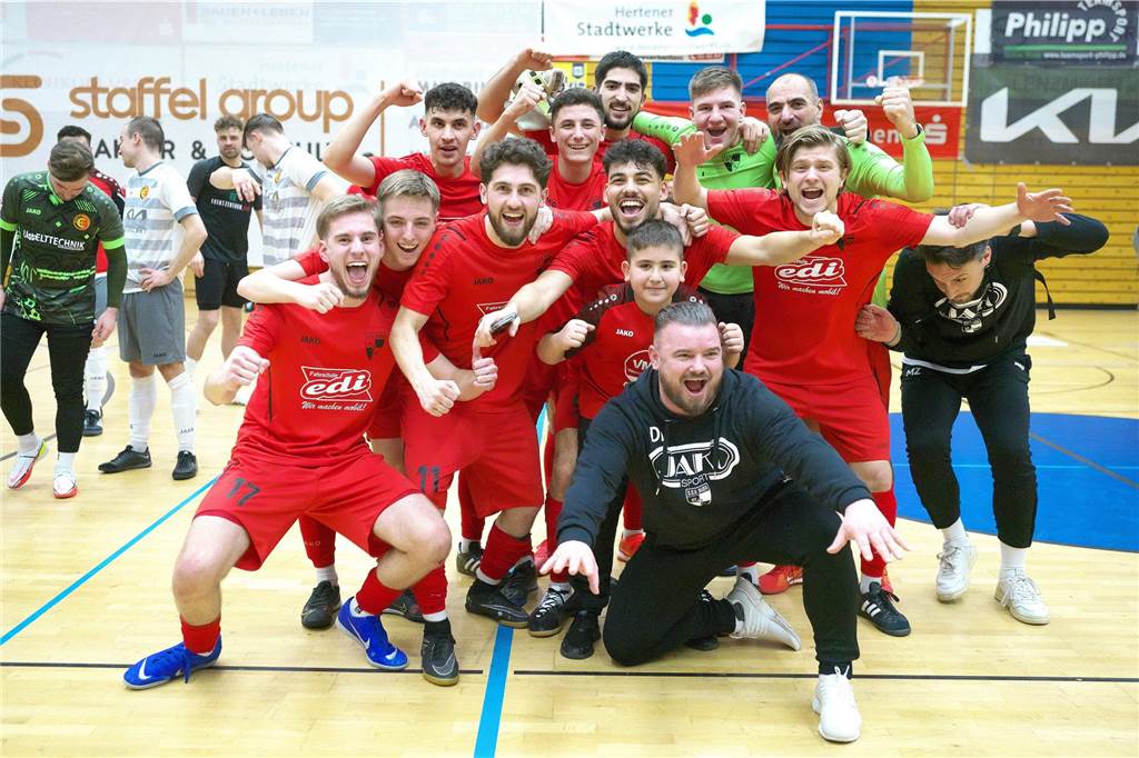 Spvgg. Erkenschwick verpasst Titelverteidigung: SSV Buer feiert beim 16. Mitternachtscup So jubelt der Überraschungssieger: Die Kicker der SSV Buer lassen ihrer Freude nach dem Coup in Herten freien Lauf.