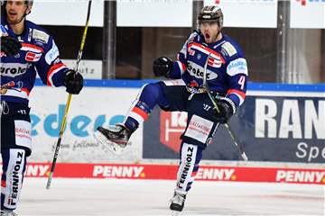 So jubelt ein Doppeltorschütze: Brent Aubin beteiligte sich am Mittwochabend mit zwei Toren am 6:5-Sieg der Iserlohn Roosters gegen die Kölner Haie. Held des Spiels war aber ein anderer Akteur aus Iserlohn.