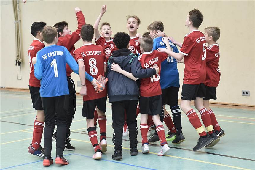 Nachwuchsfußballer in Castrop-Rauxel spielen um die Hallenstadtmeister-Titel So jubelte die D-Jugend der SG Castrop im vergangenen Jahr nach dem Titel bei der Hallenstadtmeisterschaft.