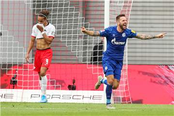 So jubelte Schalke-Stürmer Guido Burgstaller (r.) über das 1:0 in Leipzig.