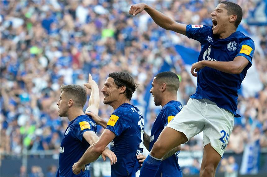 Schalke 04 atmet auf So jubelten Amine Harit (r.) und seine Vereinskameraden nach dem ersten Saisonsieg gegen Hertha BSC.