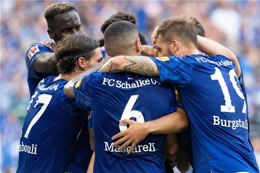 Wagner spürt Gier auf nächsten Schalker Sieg So jubelten die Schalker Spiel nach dem ersten Saisonsieg gegen Hertha BSC. In Paderborn soll der zweite Erfolg folgen.