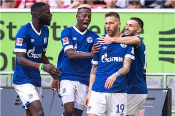 So jubelten die Schalker Spieler Sané, Mendyl, Burgstaller und Caligiuri nach dem 2:0-Erfolg in Düsseldorf im Hinspiel.