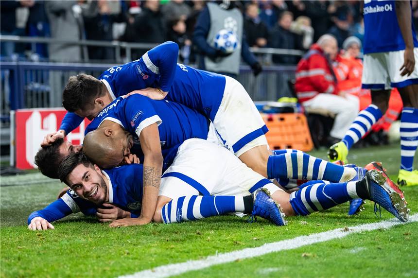1:0-Erfolg gegen Lokomotive Moskau - ein Sieg für die Schalker Seele So jubelten Schalkes Spieler nach dem 1:0: Zu erkennen sind Suat Serdar (unten) und Naldo, Torschütze Alessandro Schöpf ist in der Mitte links zu vermuten...