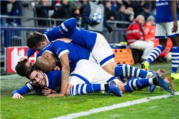 So jubelten Schalkes Spieler nach dem 1:0: Zu erkennen sind Suat Serdar (unten) und Naldo, Torschütze Alessandro Schöpf ist in der Mitte links zu vermuten...