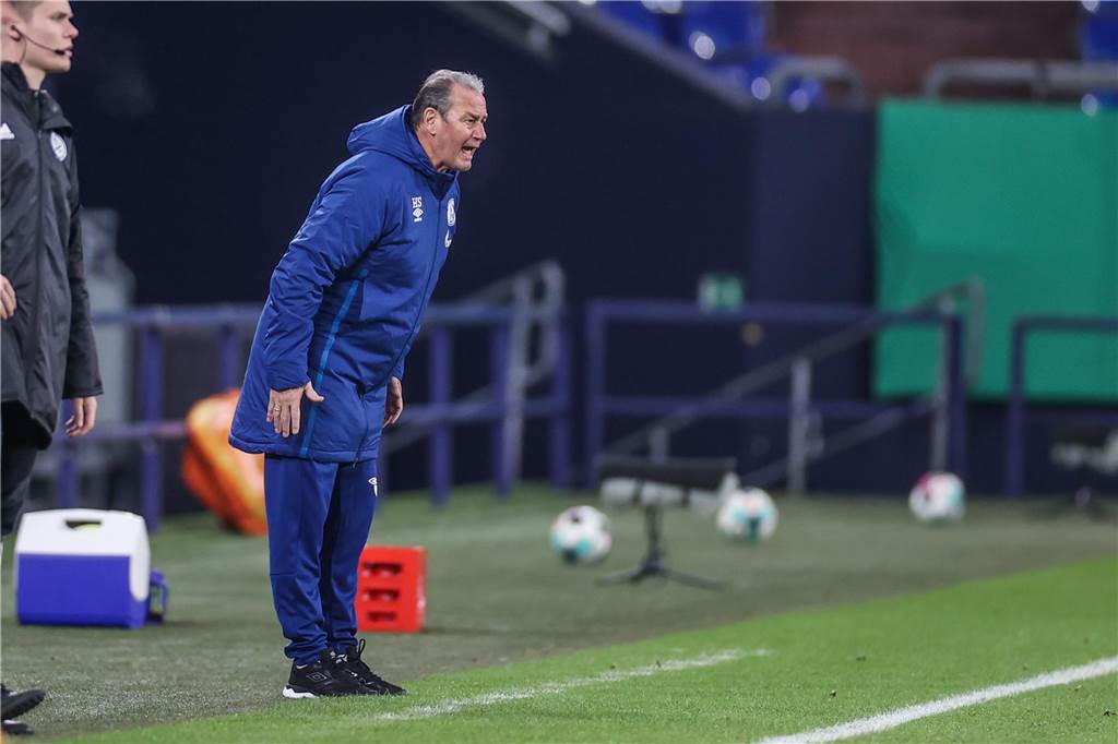 Huub Stevens hilft Menschen in Not: So kennen ihn alle Schalker Fans: Huub Stevens gibt Kommandos höchst engagiert am Spielfeldrand.