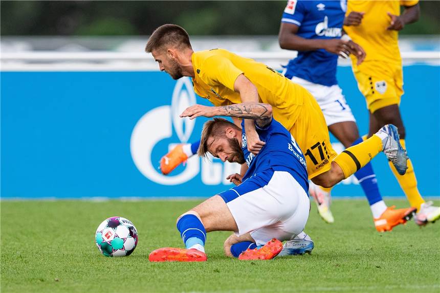 Schalke-Stürmer Guido Burgstaller wechselt zum FC St. Pauli So kennt man ihn: Guido Burgstaller (unten) im energischen Zweikampf.