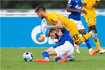 So kennt man ihn: Guido Burgstaller (unten) im energischen Zweikampf.
