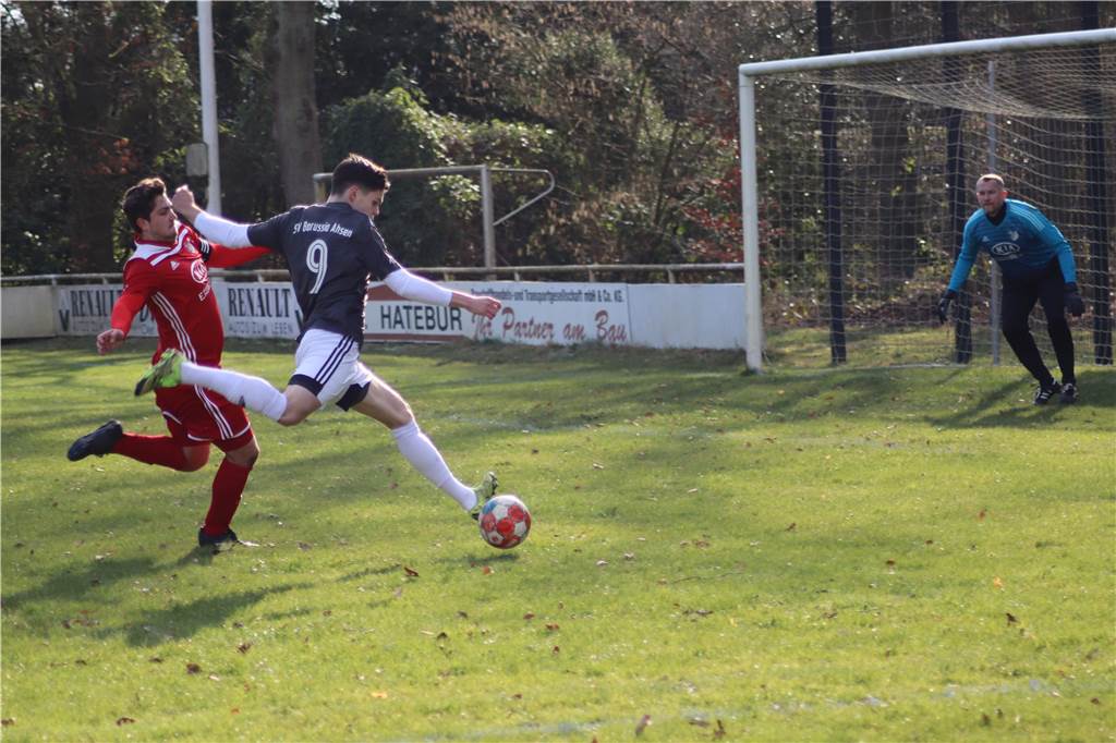 Karrieresprung: A-Liga-Kicker aus dem Ostvest wechselt in die Westfalenliga So kennt man Niklas Laudahn in Ahsen: Hier verfehlte er nur ganz knapp den Distelner Kasten.