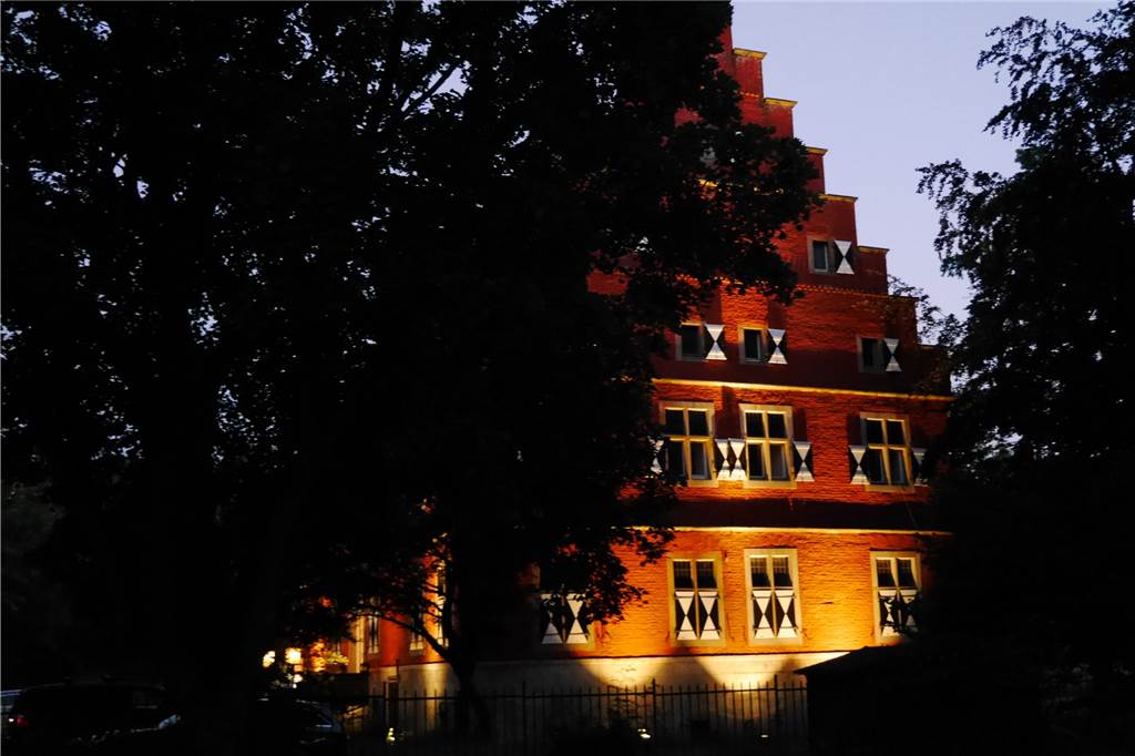 Haus Wenge: Kontrahenten sitzen wieder an einem Tisch So könnte das Haus Wenge demnächst abends aussehen, wenn die Illumination angebracht ist