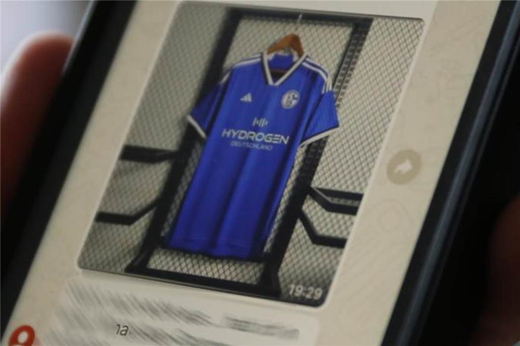 Schalke vor Wechsel des Trikot-Sponsors Neues Schalke-Trikot, Entwurf