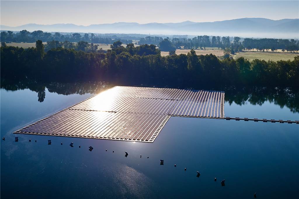 Die deutschlandweit größte schwimmende Solaranlage entsteht in Haltern So könnte es vielleicht auch bald in Sythen aussehen: Auf dem Baggersee Maiwald in Renchen hat die EnBW-Tochter Erdgas Südwest diese schwimmende PV-Anlage gebaut.