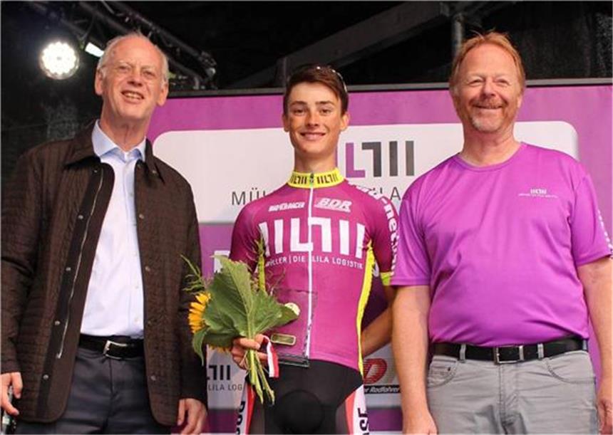 Geschafft! Jan Tschernoster ist Bundesliga-Sieger So lächelt ein Sieger: Jan Tschernoster (M.) hat den Rad-Bundesliga-Gesamtsieg gefeiert. Da gratulierte auch Rudolf Scharping (l.) in seiner Funktion als Präsident des Bundes Deutscher Radfahrer.