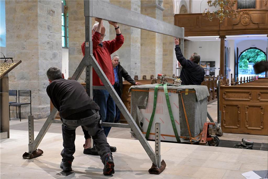 So lange der neue Altar noch nicht geweiht ist, wird er in den Gottesdiensten auch noch nicht benutzt.