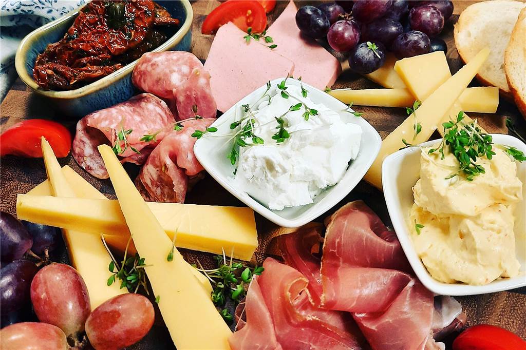 Die Halterner „Käsejule“: Gaby Knuth ist Käse-Sommelière So lecker kann man Käse- und Wurstplatten präsentieren.