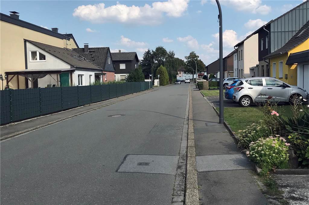Deusener Freibad: Anwohner sehen nicht den Verkehr als dringendstes Problem So leer war es am letzten heißen Freibad-Tag im Badweg.