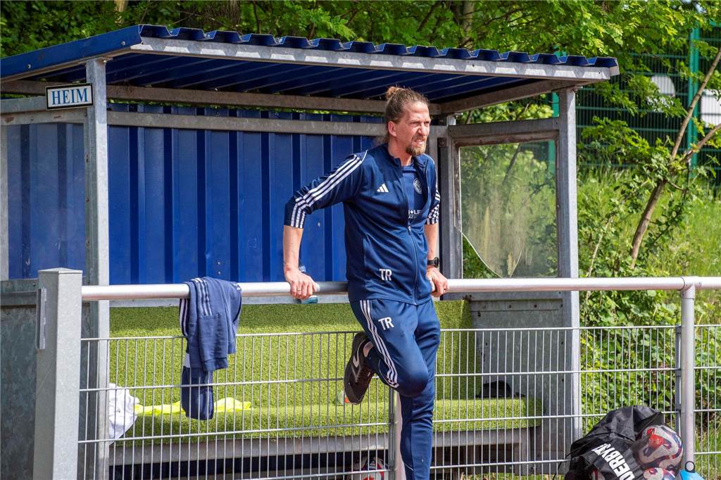 So leer wie hier war die Bank des ETuS Haltern nicht die ganze Zeit. Viele Spieler hatte Trainer Marco Gruszka aber nicht als Alternativen, nur drei Bankspieler standen im Kader.