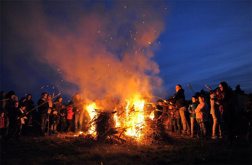 Hier brennen die Osterfeuer 2017 in der Region So leuchtete das Osterfeuer in Rheinen.