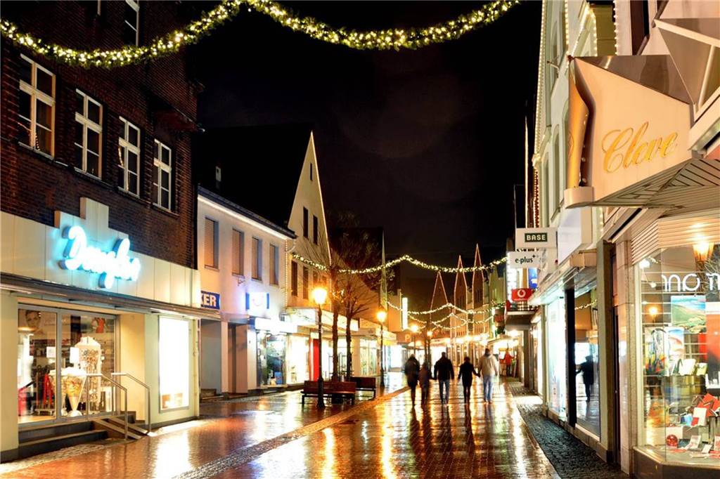 Christoph Kleinefeld: In der Innenstadt wird es früher dunkel, auch zur Weihnachtszeit So leuchtete die Innenstadt ab 2009: Die Girlanden zaubern seither in den Abendstunden eine festliche Stimmung während der Weihnachtszeit.