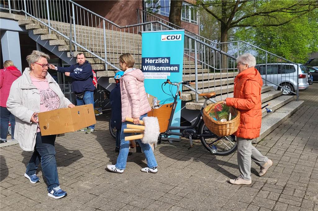 Kunden tragen ihre Waren davon.