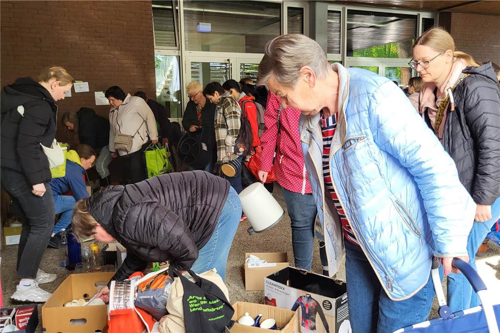 Menschen stöbern beim Warentauschtag an der Profilschule in Ascheberg.