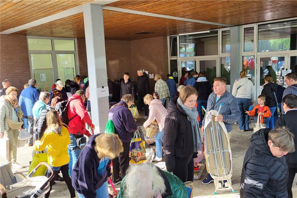 Menschen stöbern beim Warentauschtag an der Profilschule in Ascheberg.