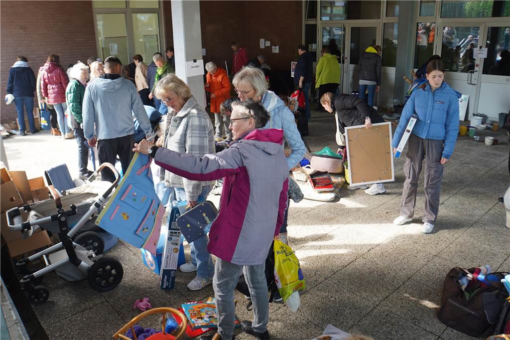 Menschen stöbern beim Warentauschtag an der Profilschule in Ascheberg.