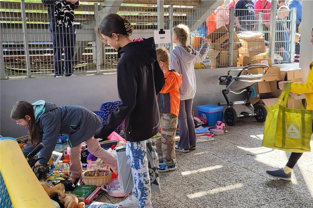 Menschen stöbern beim Warentauschtag an der Profilschule in Ascheberg.