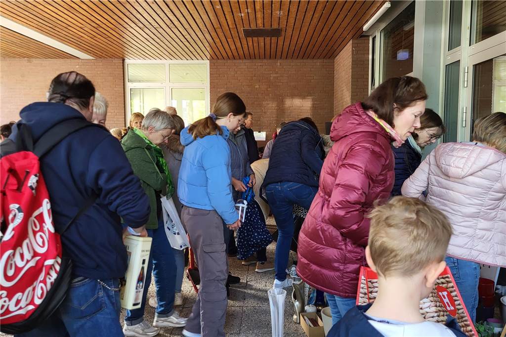 Menschen stöbern beim Warentauschtag an der Profilschule in Ascheberg.