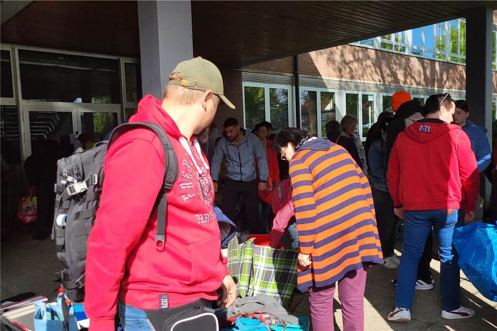 Menschen stöbern beim Warentauschtag an der Profilschule in Ascheberg.