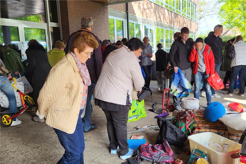 Menschen stöbern beim Warentauschtag an der Profilschule in Ascheberg.