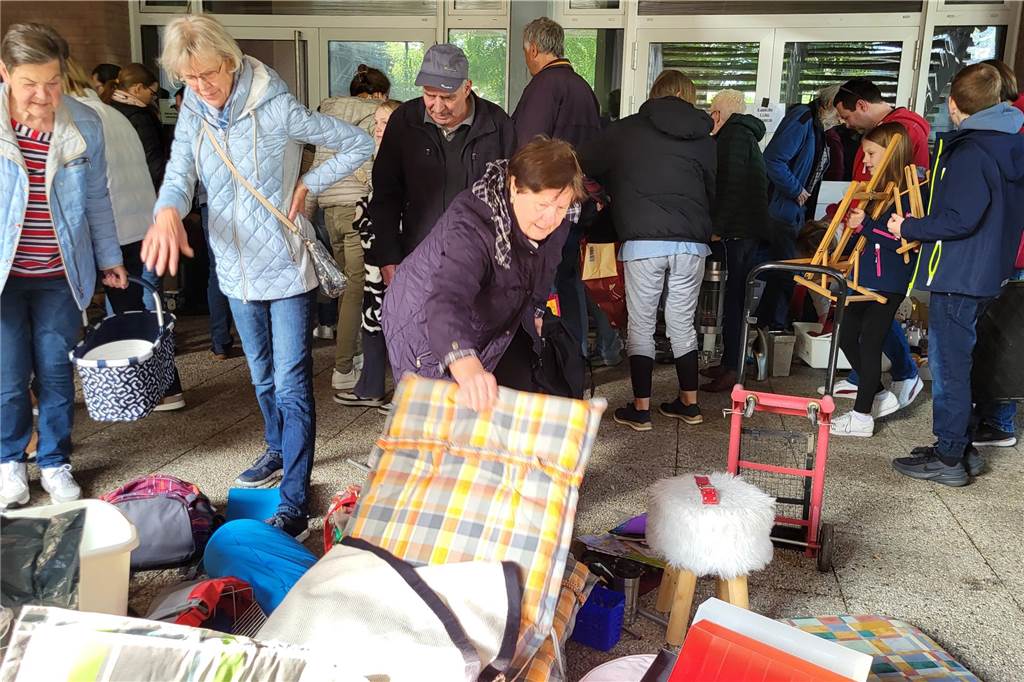 Menschen stöbern beim Warentauschtag an der Profilschule in Ascheberg.