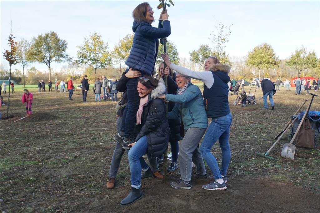 So lief die Baumpflanzaktion im Bürgerwald
