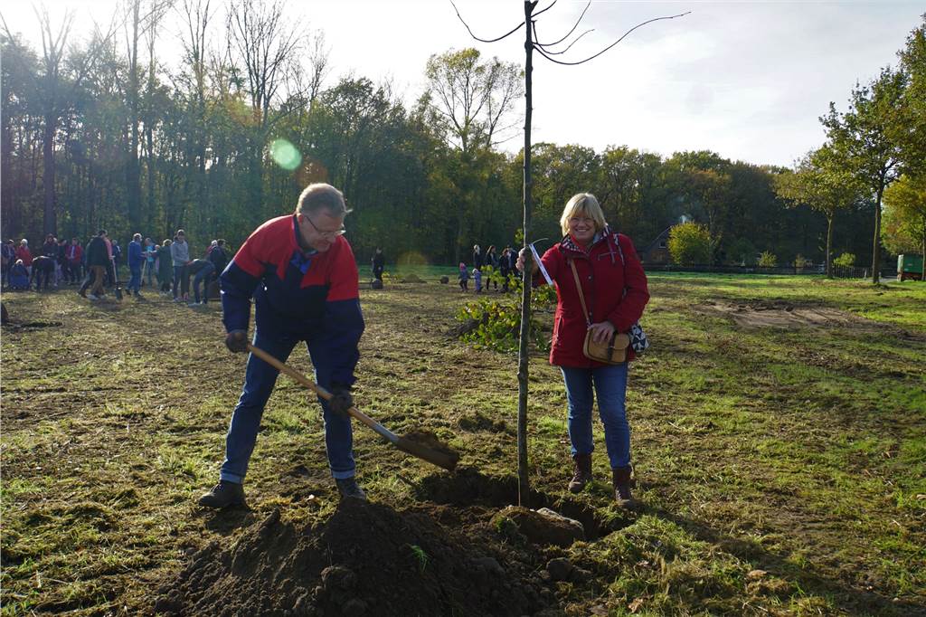 So lief die Baumpflanzaktion im Bürgerwald