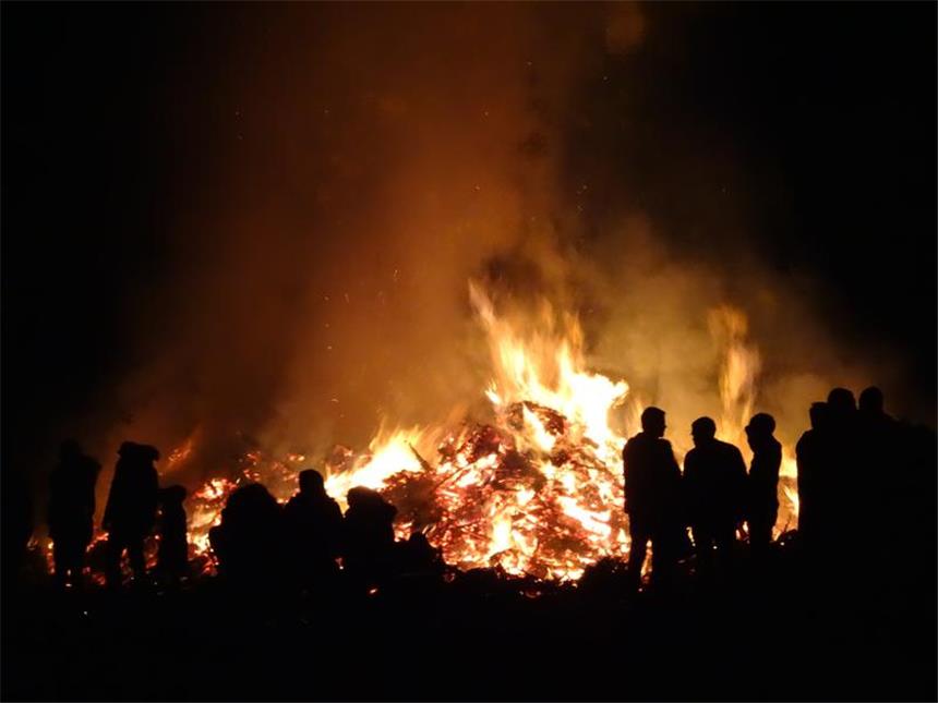 So loderte das Osterfeuer der Pfadfinder 2015 am Steverweg in Selm geschickt.