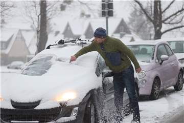 So manch einer musste am Freitag (1. April) sein Auto vom Schnee befreien. 